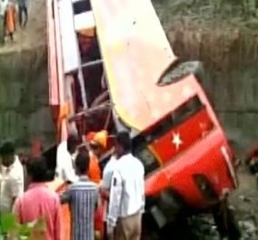 Ινδία: Λεωφορείο παρέσυρε 2 αυτοκίνητα στο κενό - 17 νεκροί και πάνω από 30 τραυματίες