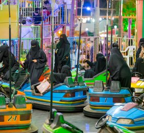 Βίντεο: Μόνο στα... συγκρουόμενα επιτρέπεται να οδηγούν οι γυναίκες στην Σαουδική Αραβία