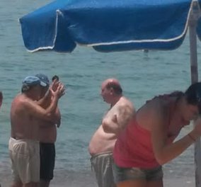 Ο Νίκος Φίλης έβαλε το μαγιό του & πήγε για μπάνιο στην παραλία της Καλαμάτας - Φώτο  