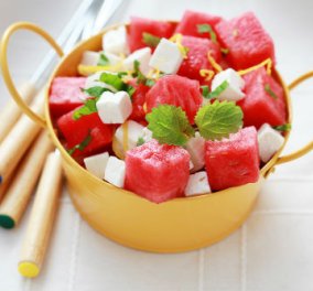 Βράδυ είναι, φάτε μια ελαφριά σαλάτα με φέτα & καρπούζι – Να δροσιστείτε κιόλας