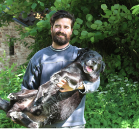  Αυτός ο υπέροχος άνδρας αποχαιρετά τον σκύλο του μετά από 15 χρόνια που έζησαν παρεούλα   