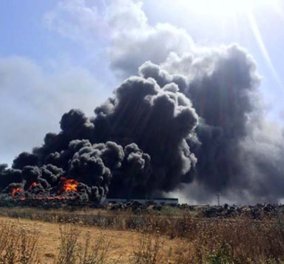Μαίνεται ακόμα η η μεγάλη φωτιά σε εργοστάσιο ελαστικών στη Λάρισα - Φωτό