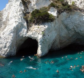 Summer@ eirinika: Aυτές είναι οι 7 εξωτικές σπηλιές σε ελληνικά νησιά με μπλε γαλάζια σμαραγδένια νερά 