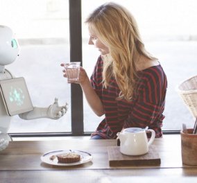Pepper: Το ρομπότ - ανθρωπάκι που έγινε ρεσεψιονίστ & μιλάει 20 γλώσσες - Κόστισε 30.000 ευρώ