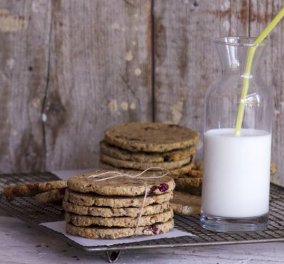 Ο Άκης Πετρετζίκης μας προτείνει τη συνταγή για τα πιο υγιεινά και νόστιμα cookies που φάγατε ποτέ 