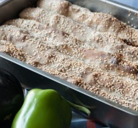 Το φαγητό του καλοκαιριού: Μελιτζανόπιτα με φέτα και βαλσάμικο από τον Άκη Πετρετζίκη 