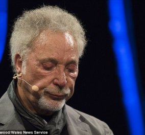 Οι άντρες κλαίνε: Ο sir Tom Jones σπαράζει στο κλάμα - Πρώτη εμφάνιση μετά τον θάνατο της γυναίκας του
