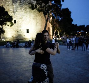 Good news είναι το Ταγκό που χόρεψαν οι Θεσσαλονικείς μπροστά στο Λευκό Πύργο - Φώτο & βίντεο  