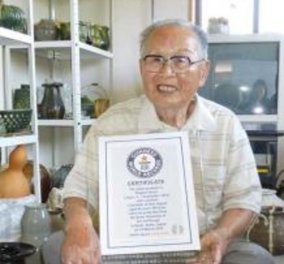 Ο χαρούμενος Ιάπωνας παππούς πήρε το πτυχίο Καλών Τεχνών στα 96 του χρόνια και μπήκε στο βιβλίο Γκίνες