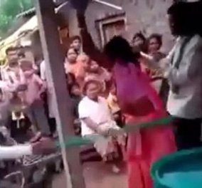 Σοκάρει το βίντεο: Ο σύζυγος μαστιγώνει τη γυναίκα και τον εραστή της με κοινό τους συντοπίτες τους