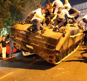 "Νύχτα κόλασης" στην Τουρκία - Ξεπερνούν τους 250 οι νεκροί, χιλιάδες οι συλλήψεις - Ο Ερντογάν ελέγχει την κατάσταση