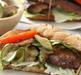 O Άκης μεγαλουργεί με το Philly steak sandwich του: Ελαφρύ & πεντανόστιμο