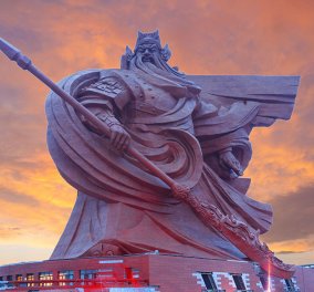 Επικό ή μήπως κιτς; Το γιγάντιο άγαλμα του Θεού του Πολέμου αγναντεύει την απέραντη Κίνα! 