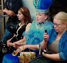Nτύνονται Κλεοπάτρες  και Μαντάμ Πομπαντούρ & μπαίνουν στο μετρό - Η νέα τρελή μόδα στα τρένα της Ρωσίας