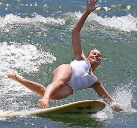 Η όμορφη Margot Robbie έφαγε μία “μεγαλοπρεπέστατη” τούμπα ενώ έκανε surf - Φώτο 