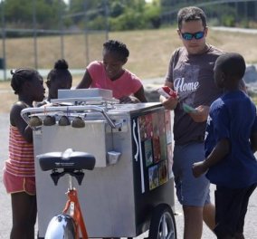 Made in Greece ο Τζέιμς Καραγιάννης: Δίνει δωρεάν παγωτά στα φτωχά παιδιά της Νέας Υόρκης και αποκτά χιλιάδες follows  