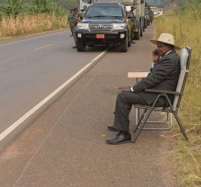 Γιατί αυτή η φωτογραφία του προέδρου της Ουγκάντα έχει τρελάνει το διαδίκτυο;