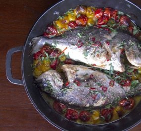 Ο Άκης Πετρετζίκης σε μια απίστευτη συνταγή: Καλοκαιρινή Τσιπούρα στο τρελό νερό! Τι είναι; 
