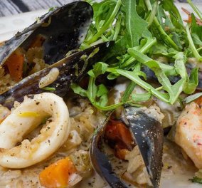 Η πιο καλοκαιρινή συνταγή από τον Άκη Πετρετζίκη: Απίθανο ριζότο με θαλασσινά  