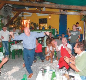Φωτό: Το βαρύ ζεϊμπέκικο του Γιώργου Παπανδρέου σε ταβερνάκι της Σύμης - Ποιο τραγούδι χόρεψε