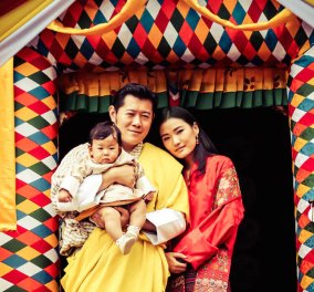 O καλλονός Βασιλιάς & η Βασίλισσα του Μπουτάν μας δείχνουν το μωράκι τους! 6 μηνών
