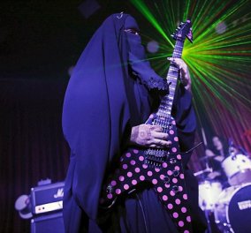 Βίντεο: Μία νεαρή μουσουλμάνα από τη Βραζιλία παίζει heavy metal με νικάμπ & τρελαίνει κόσμο 