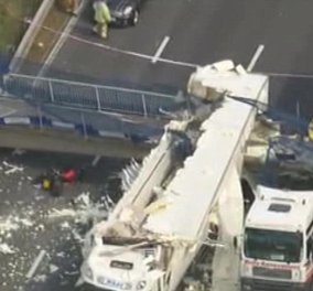 Κυκλοφοριακό χάος στη Βρετανία: Φορτηγό συγκρούστηκε πάνω σε πεζογέφυρα που κατέρρευσε (βίντεο, φωτό)