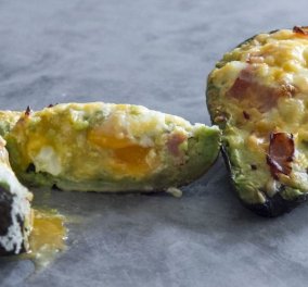 Απίθανο φαγητό: Αβοκάντο γεμιστό με γαλοπούλα και αυγά - Θαυμάσια συνταγή του Άκη Πετρετζίκη