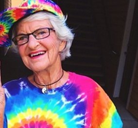 Μια 88χρονη γιαγιά αναστατώνει το Internet με τα πλεκτά της μαγιό και τα ροζ της μαλλιά - Δείτε φωτό