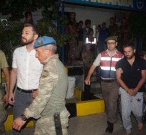 Συγκλονιστικές φωτό: Η στιγμή της σύλληψης των κομάντο που πήγαν να πιάσουν τον Ερντογάν