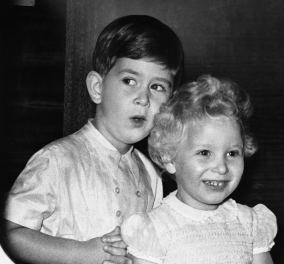 Χαριτωμένη φωτογραφία όταν ήταν παιδιά:  Ο Κάρολος της Αγγλίας ευχήθηκε στην αδελφή του για τα γενέθλια της   