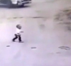 Συγκλονιστικό βίντεο: Φορτηγό περνάει πάνω από νήπιο & δεν το ακουμπάει καν