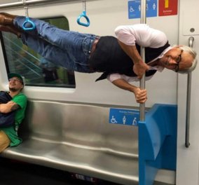 Γκριζομάλλης κάνει εντυπωσιακή φιγούρα στο Μετρό: Κόκκαλο ο νεαρός που του πρόσφερε τη θέση! 