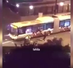 Βίντεο - Τρόμος στο Παρίσι: Νεαροί σταματούν λεωφορείο και το καίνε με μολότοφ - Φώναζαν Allahu Akbar