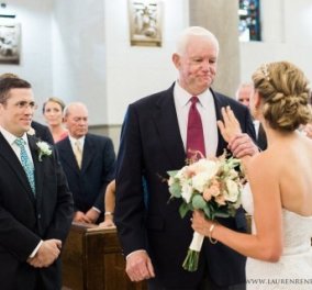 Συγκινητικό βίντεο: Τη συνόδευσε ως νύφη στον γάμο της ο λήπτης της καρδιάς του πατέρα της 