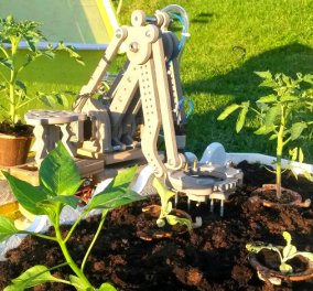 Ένα ρομπότ στην αυλή σας! Το FarmBot φυτεύει - φροντίζει όλα τα βότανα της κουζίνας σας! 