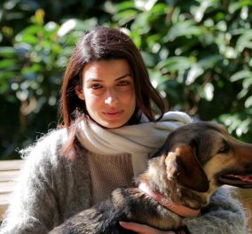 ‘’Σκύβω & μαζεύω’’ λέει η Τόνια Σωτηροπούλου ενώ μας παροτρύνει να μην αφήνουμε τις ακαθαρσίες του σκύλου μας στο ύπαιθρο 