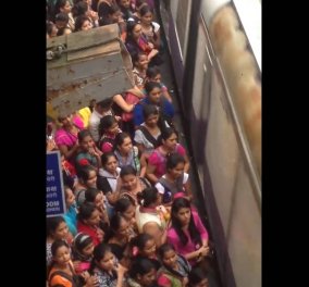 Βίντεο:  Επιβάτες κάνουν ντου για να μπουν σε λεωφορείο στην Ινδία - Ο κακός χαμός για 1 θέση