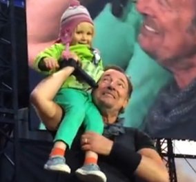 Ένα απίθανο ντουέτο! Ο "γερόλυκος της ροκ" Μπρους Σπρίνγκστιν τραγουδά αγκαλιά στη σκηνή με 4χρονη θαυμάστρια! (βίντεο)