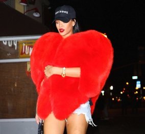 Η Rihanna είναι τόσο... μα τόσο ερωτευμενη που ντύθηκε τεράστια κόκκινη καρδιά! Αλήθεια δείτε  