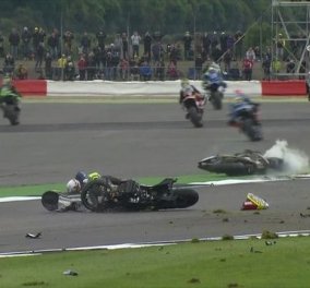 Τρομακτική σύγκρουση μεταξύ δύο αναβατών μηχανών του MotoGP διέκοψε τον αγώνα στην Αγγλία - Δείτε το βίντεο