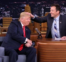 Χαμός! Επιτέλους ο διάσημος παρουσιαστής ανακάτεψε το "άψογο" σαν περούκα μαλλί του Τραμπ - Δείτε το βίντεο 