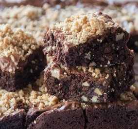 Ο Άκης Πετρετζίκης στα κέφια του: Δημιουργεί brownies με σοκολάτα και crumble αμυγδάλου