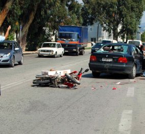 Μία νεκρή και εφτά τραυματίες σε τροχαία: Περίμεναν στη στάση και τους παρέσυρε μοτοσικλέτα που έκανε φιγούρες