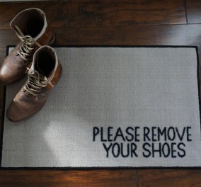 Δεν έχετε ιδέα πόσο επικίνδυνο είναι να περπατάτε με τα παπούτσια μέσα στο σπίτι - Γιατί δεν πρέπει να το κάνετε ΠΟΤΕ