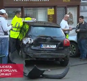 To βίντεο του απόλυτου πανικού: Αυτοκίνητο παρασέρνει πεζούς και γκρεμίζει την είσοδο αστυνομικού τμήματος