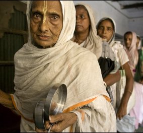 Συγκλονιστικές φωτό: Σε αυτή την πόλη της Ινδίας ζουν 20.000 χήρες στο απόλυτο περιθώριο