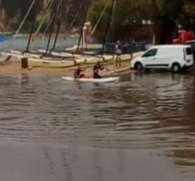 Βίντεο: Βγήκαν… κανό σε πλημμυρισμένους δρόμους στα Χανιά