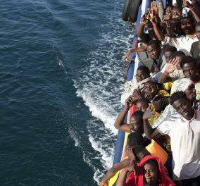 Ιταλία: Τεράστια επιχείρηση του λιμενικού για τη διάσωση χιλιάδων μεταναστών στη θάλασσα - 1.800 έχουν σωθεί μέχρι τώρα