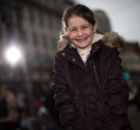 Story of the day: Μια χαριτωμένη 5χρονη από το Μάντσεστερ μοιράζει γλυκά στους άστεγους της πόλης 